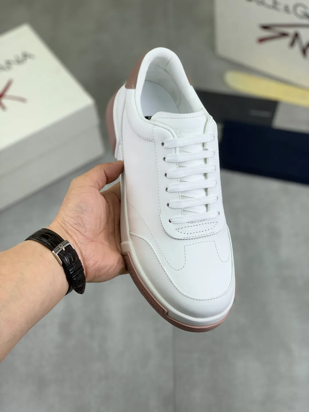 Men's shoes 💰P520 new model (DG-Dolce & Gabbana) latest popular 🔥🔥casual shoes, with brand signature details on the tongue, imported first-layer pebbled cowhide fabric, fashionable and versatile, can add luster to various looks. Create an exquisite design with unique dynamic vitality and modern atmosphere, showing modern elegance. Size: 38-44 (45 46 customized) Color: 4️⃣ colors available